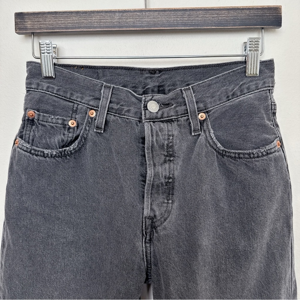 Levi's Womens 25 501 Crop Raw Hem Gray Wash Jeans - Picture 8 of 15